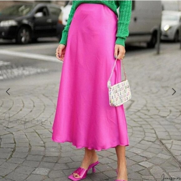 Dresses & Skirts - Pink satin midi skirt